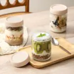 Borcane din sticlă reutilizabile, ideale pentru prezentarea și depozitarea deserturilor și snack-urilor sănătoase.