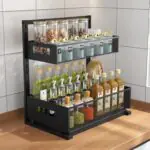 Organizator metalic negru pentru bucătărie, ideal pentru depozitarea condimentelor, uleiurilor și borcanelor cu alimente. Design modern și practic.