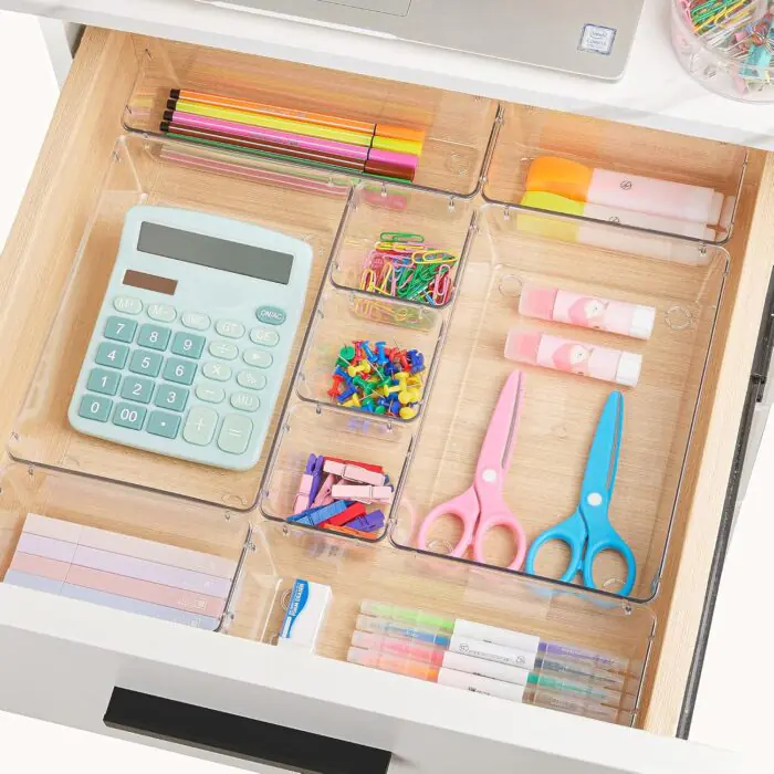 Organizator din plastic transparent pentru sertare, ideal pentru birou, pixuri și accesorii.