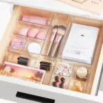 Organizator din plastic transparent pentru sertare, ideal pentru machiaj, cosmetice și accesorii